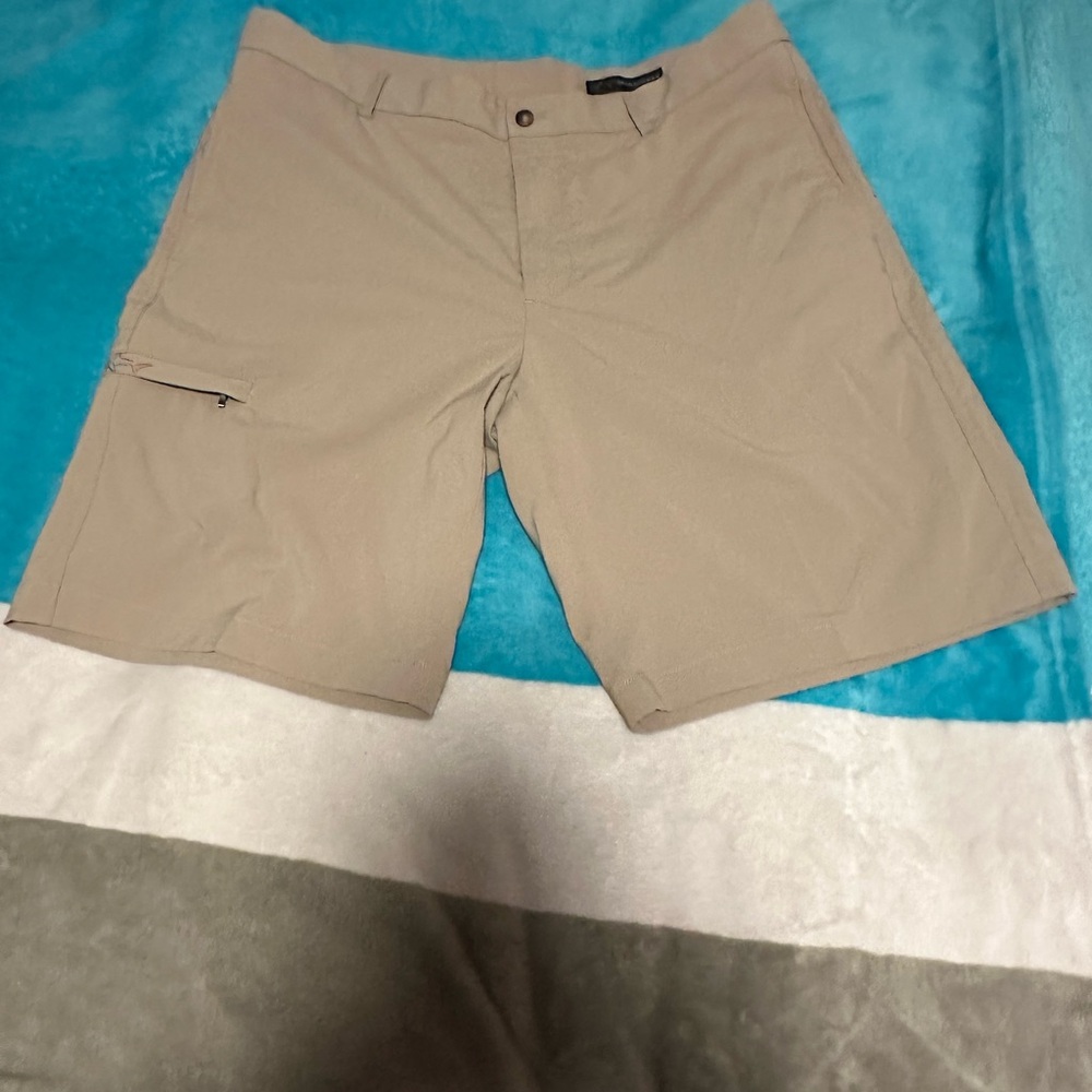 Greg Norman Men’s Performance Golf Tan Shorts Pants 36